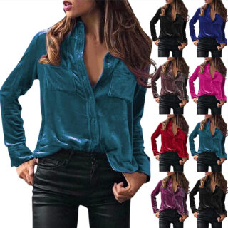 Femme qui porte une chemise en velours bleu, des petites photo d'elle avec les différentes couleurs de la chemise à côté.