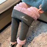 photo du pantalon gris porté par une femme dont on ne voit que les jambes