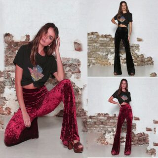 trois images, une à gaiche et deux à droite. Une femme qui pose, portant un pantalon en velours évasé et un t shirt noir à logo