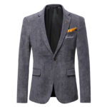 Blazer en velours côtelé gris sur fond blanc.