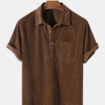 Chemise à manches courtes marron en velours côtelé sur fond blanc.
