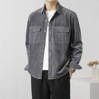 Homme portant une chemise grise ouverte et un tee-shirt blanc.