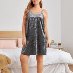 femme qui porte une chemise de nuit en velours gris