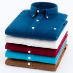 Pile de chemises en velours sur fond blanc.