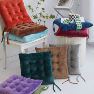 Coussin carré en velours doux avec attaches.