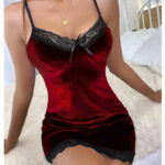 femme qui porte la nuisette en velours rouge