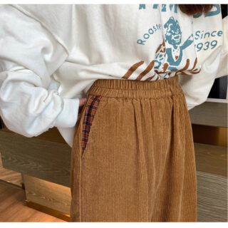 photo du pantalon en velours marron de près