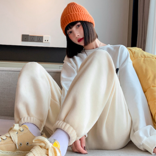 Photo du pantalon en velours beige porté
