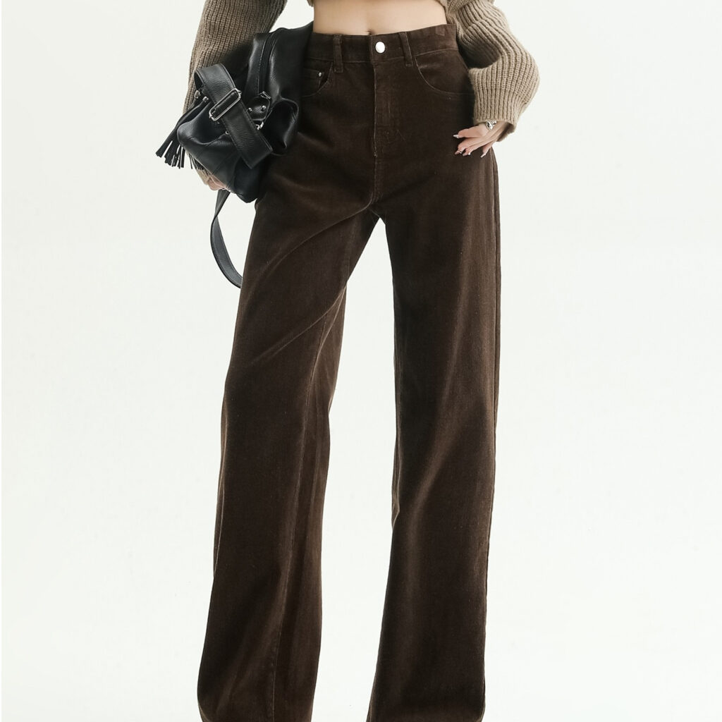 Photo du pantalon marron porté
