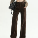 Photo du pantalon marron porté