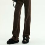 Photo d'un pantalon droit en velours côtelé
