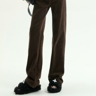 Photo d'un pantalon droit en velours côtelé