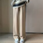 photo du pantalon en velours kaki porté
