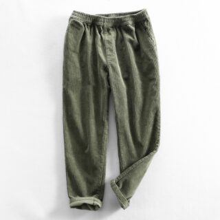 Pantalon vert en velours côtelé sur fond blanc.