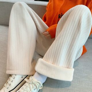 photo du pantalon en velours beige porté