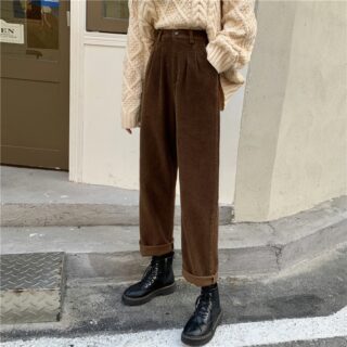 photo du pantalon marron porté avec une tenue complète