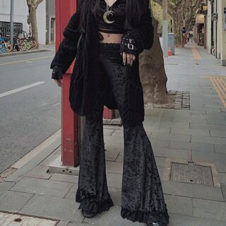 Photo d'une femme dans la rue avec un look gothique portant un pantalon en velours