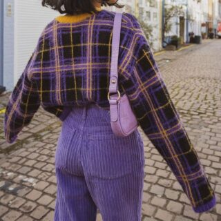 photo du pantalon en velours porté de dos