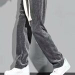 Photo du pantalon en velours gris porté