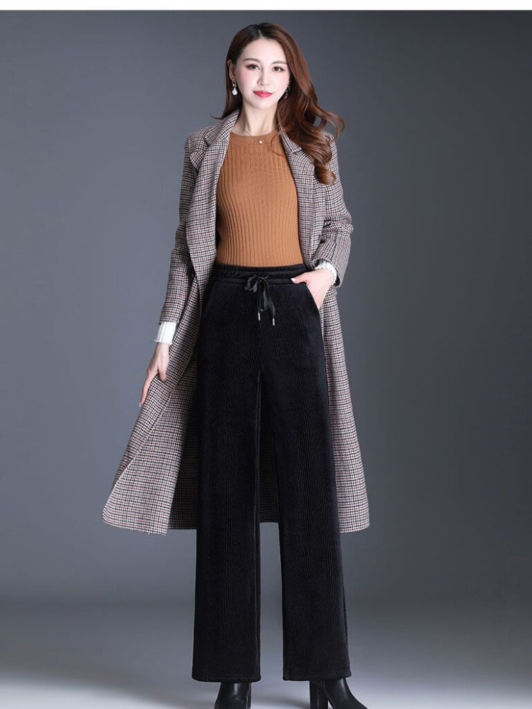 Photo représentant le pantalon en velours porté avec une tenue complète