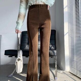 Photo d'une femme debout dans un salon portant un pantalon patte d'eph' en velours côtelé