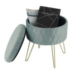 Photo d'un pouf tabouret de rangement en velours avec des objets à l'intérieur.