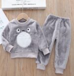 On voit un pyjama gris en velours avec un motif de chouette. Il est pour les enfants et les bébés.