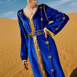 Photo d'un caftan en velours bleu et doré