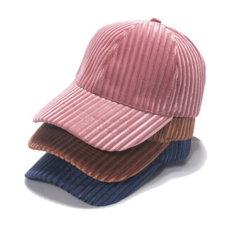Photo de trois casquettes en velours côtelés à grosse côte empilées les unes sur les autres