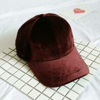 Photo d'une casquette en velours ras marron