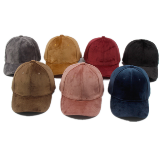 Photo de plusieurs casquettes en velours de différentes couleurs