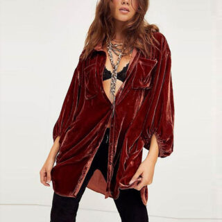 Femme portant une chemise en velours bordeaux à manches 3/4 bouffantes avec une brassière et une legging noir.