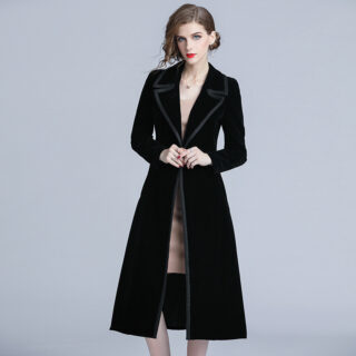 On voit une femme en manteau noir en velours très élégant.