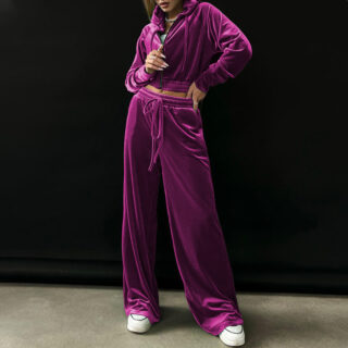 Femme posant avec un jogging violet en velours