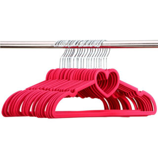 une dizaine de cintres rose avec un détail en forme de cœur sur un support en métal sur fond blanc