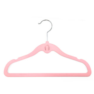 cintre en velours rose bonbon avec un crochet d'attache sur le devant sur fond blanc