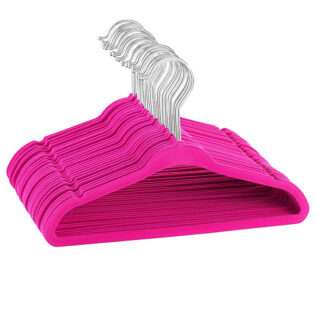 pack d'une dizaine de cintres rose fuchsia avec crochets en chrome fur fond blanc