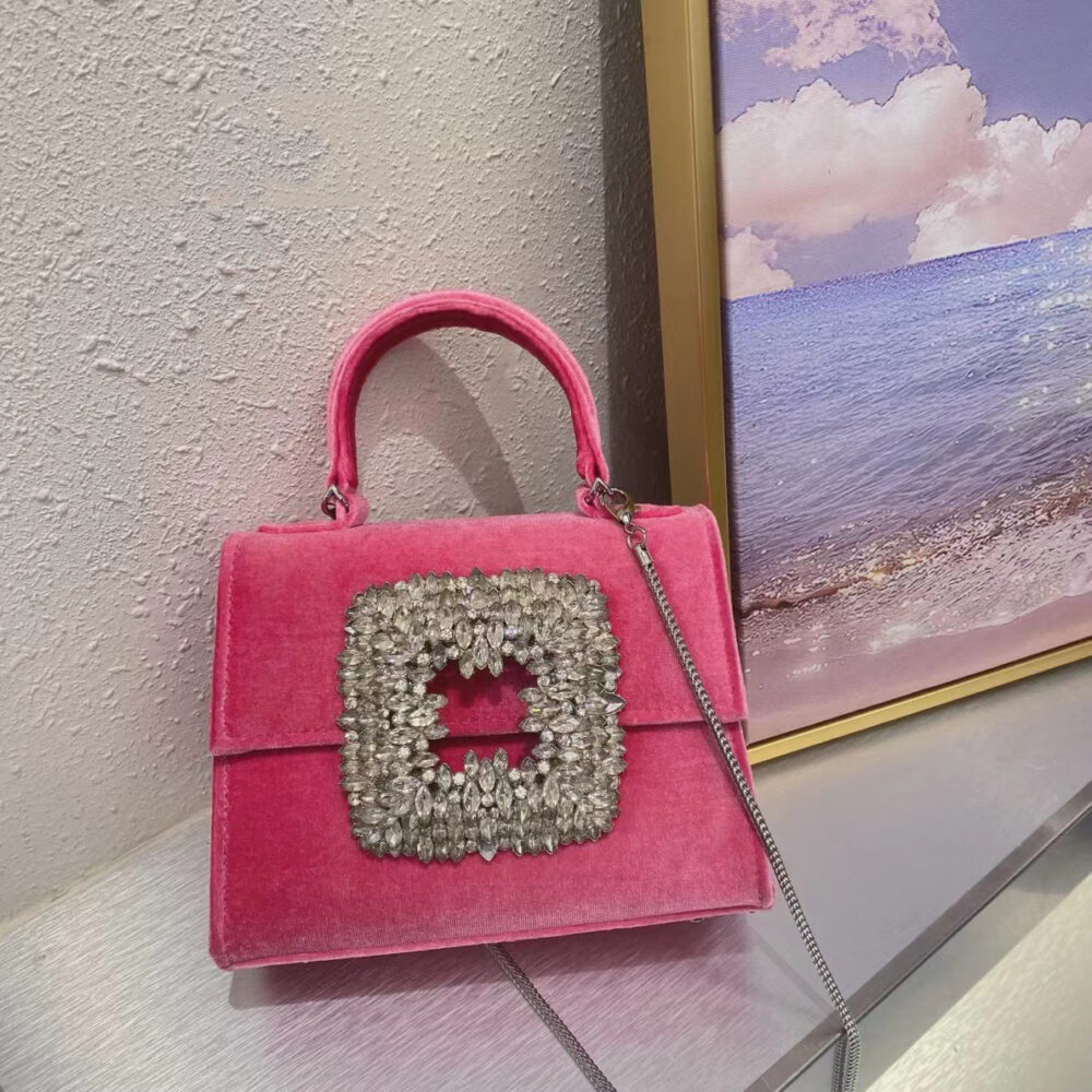 Mini sac en velours rose et fermoir carré diamanté