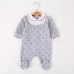 On voit un pyjama une pièce en velours gris et rouge avec un col claudine. C'est un pyjama pour bébé.