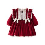 Sur fond blanc, on voit une robe en velours rouge avec des détails en dentelle blanche. C'est une robe de princesse en velours rouge pour fille.