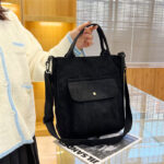Sac en velours côtelé à bandoulière noir grande poche devant.