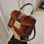 Sac à main marron en velours contour cuir en PU et fermoir doré