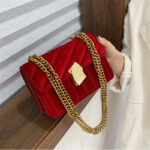 Sac à main en velours rouge. Fermoir et chaine dorés