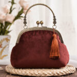 Sac à main velours marron fermeture façon ancien porte monnaie et son pompon.