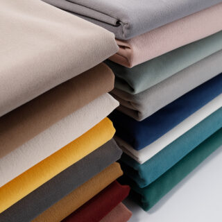 photo représentant une pile de tissus en velours de plusieurs coloris.