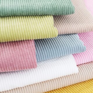 Pile de tissus au velours côtelé de différentes couleurs