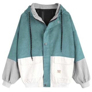 On voit une veste coupe-vent en velours bleu et blanc.