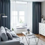 Rideaux bleu gris dans un salon moderne.