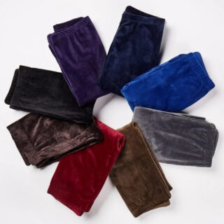 Leggings en velours chaud pour femme pliés et placés en cercle. 8 leggings de couleur différente.
