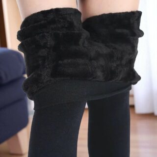 Legging velours femme d'hiver couleur unie noir, sur des jambes de femme et retourné de façon à voir l'intérieur molletonné.